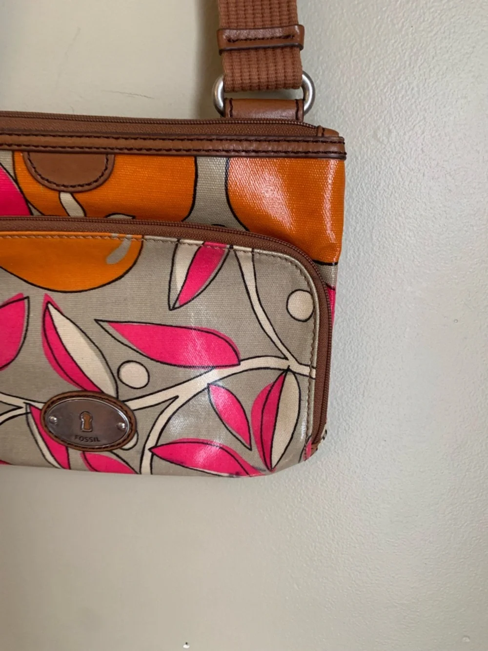 Fossil key-per Floral Crossbody Bag in Pink, Orange & Tan vinyl no key